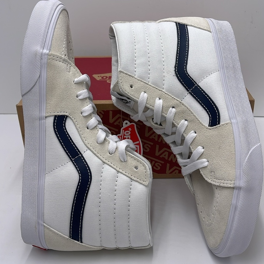 Vans WMNS Sk8-Hi (Classic Sport) Dress Blue
VN0A32QG9YG
White High-Top Sneakers - Picture 13 of 16